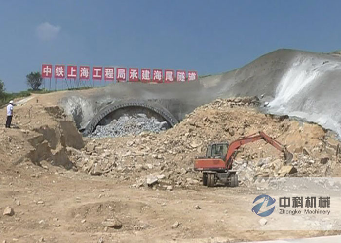 中铁上海工程局福厦客专拱顶带模注浆一体机施工现场